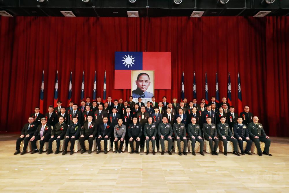 鍾副部長與獲獎人員合影。（後備指揮部提供）