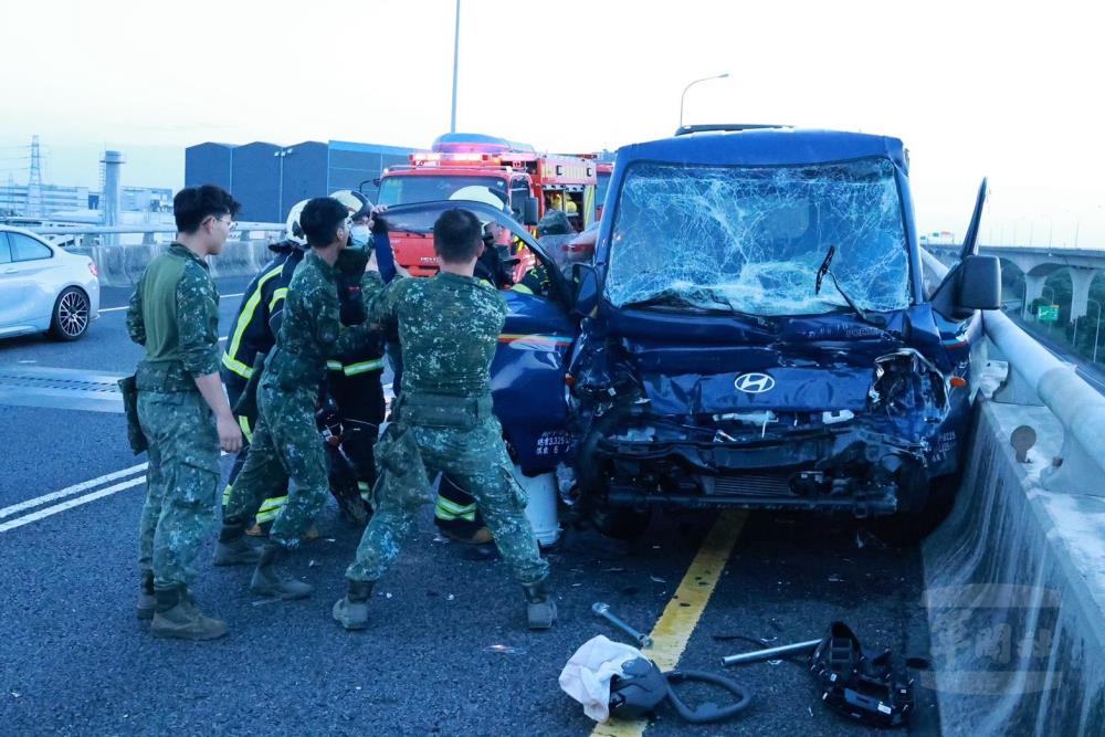 憲兵官兵國道主動救援　發揮愛民助民精神