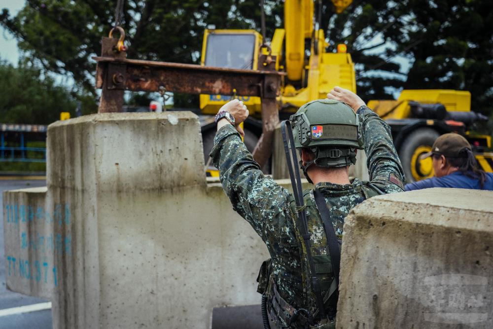官兵引導吊車施放消波塊。(軍聞社記者陳傳奇攝) 官兵引導吊車施放消波塊。(軍聞社記者陳傳奇攝)