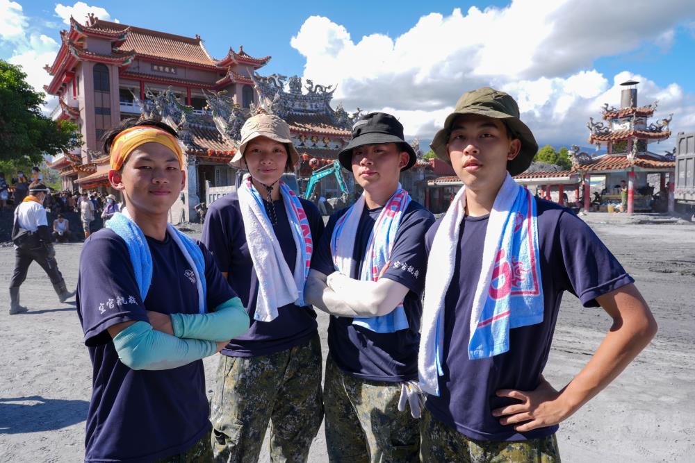 官校生在參與復原工作後合影。（軍聞社記者侯凱議攝）