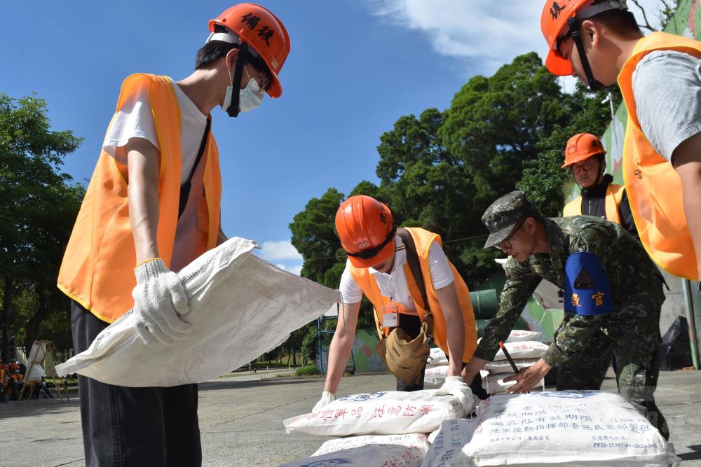 陸軍裝甲第586旅日前辦理年度勤務教育召集訓練。（陸軍第十軍團提供）