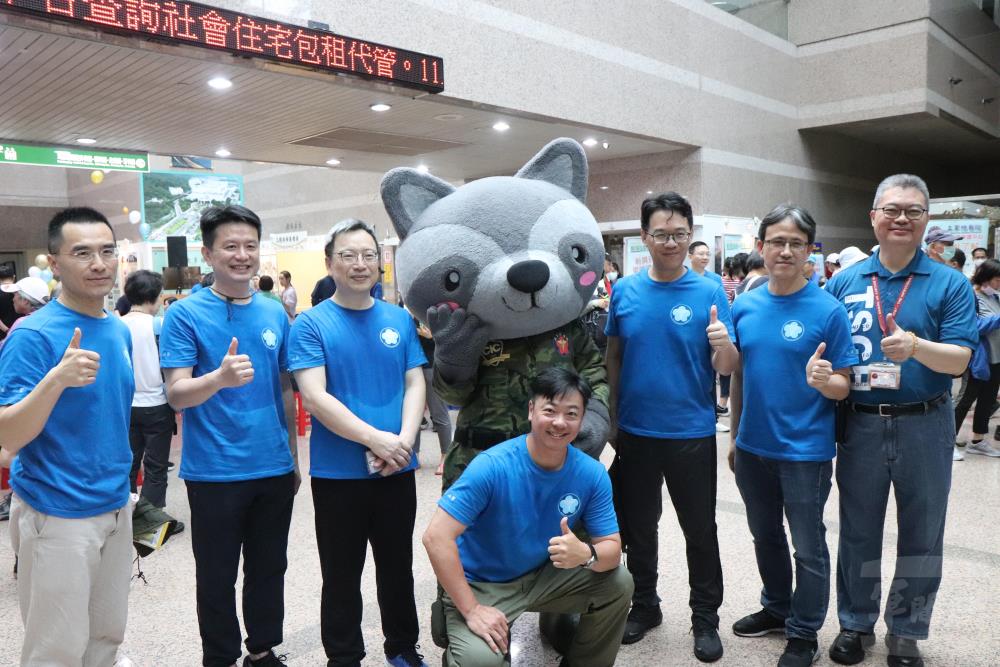 感染管制中心吉祥物「浣寶」於互動中強化民眾「勤洗手」觀念。（三總提供）