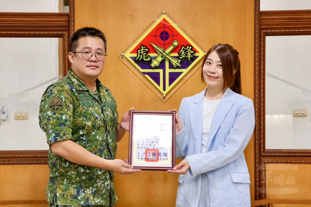 政戰主任蔡上校頒贈感謝狀予心理師。（58砲指部提供）