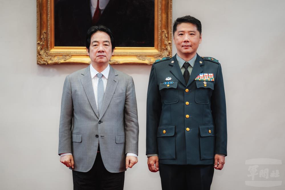 賴總統與李少將合影。（軍聞社記者陳彥樺攝）