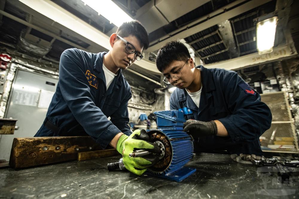 輪機部門官兵檢修各項裝備，保障支隊遠航期間軍艦機械運轉正常與航行安全無虞。（軍聞社記者王茗生攝）