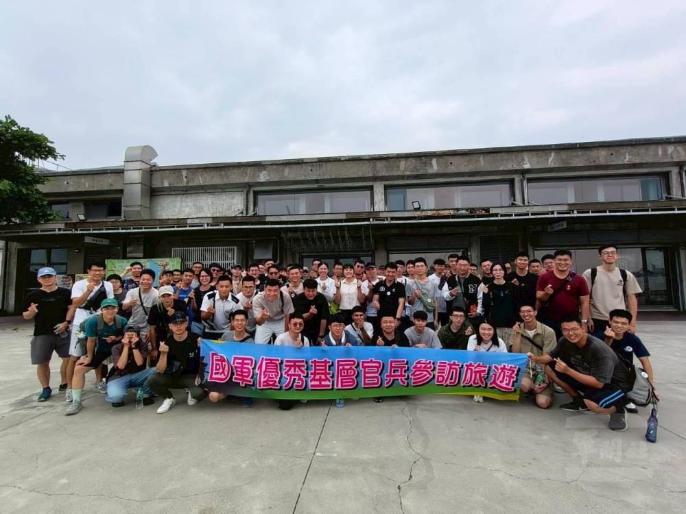 國軍優秀基層官兵南部參訪合影。（軍友社提供。）