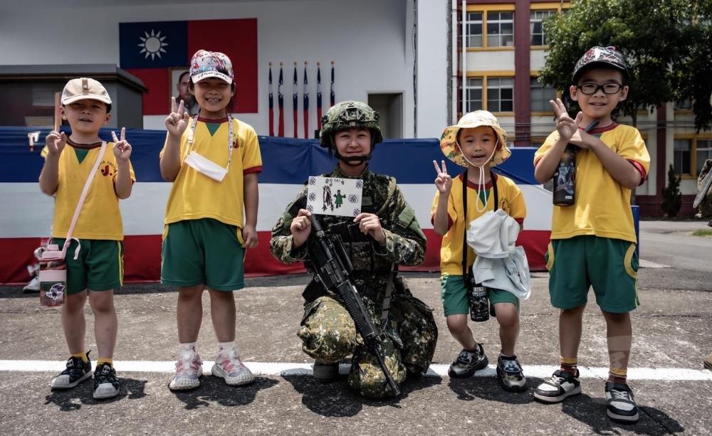 學童親手手繪卡片獻給單位官兵。（陸軍聯兵333旅提供）
