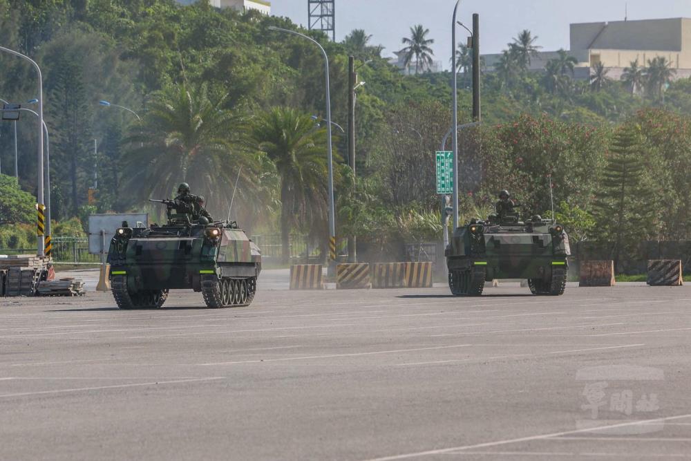 CM21裝甲運兵車模擬掃蕩與肅清港區內敵軍。（青年日報提供）