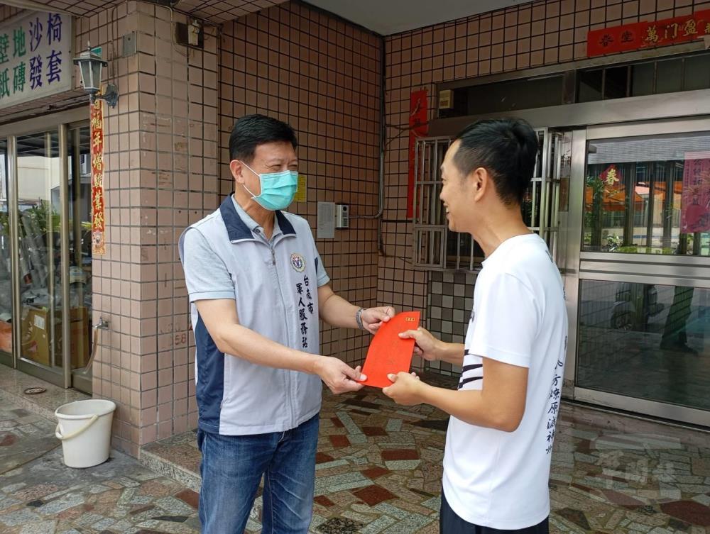 劉站長代表軍人之友社致贈慰問金，並表達關懷之意。（臺南市軍人服務站提供）