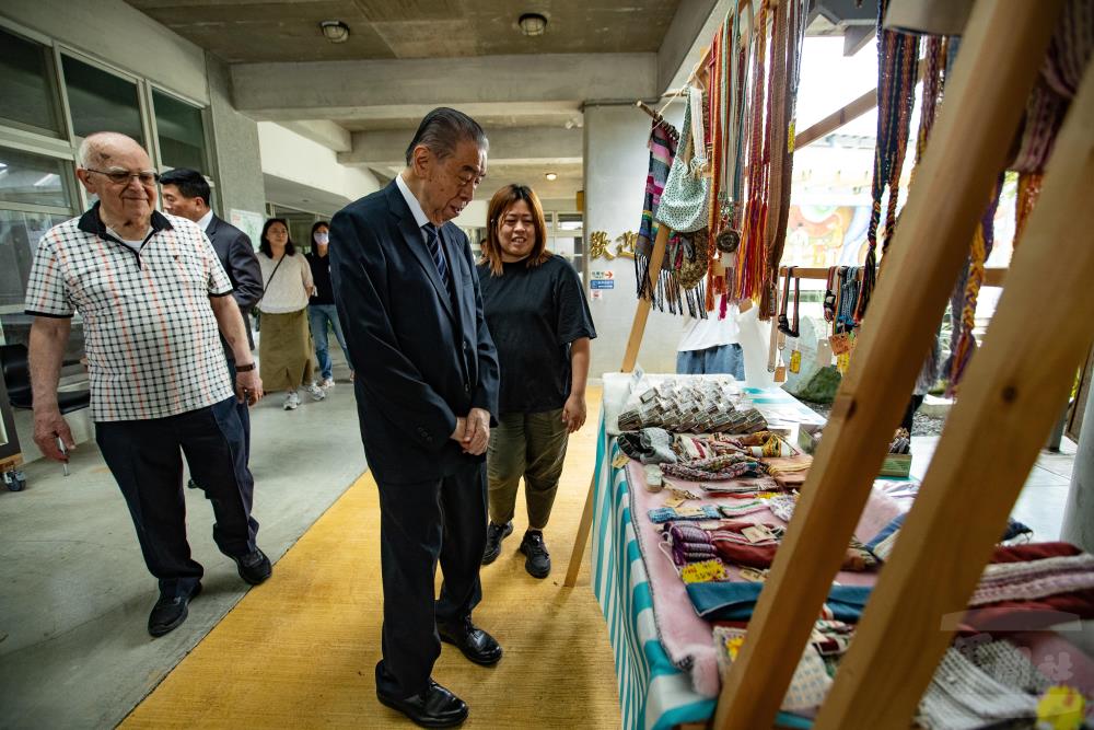 李榮譽理事長對於院生的手工成果表達高度讚賞。（軍聞社記者王茗生攝）