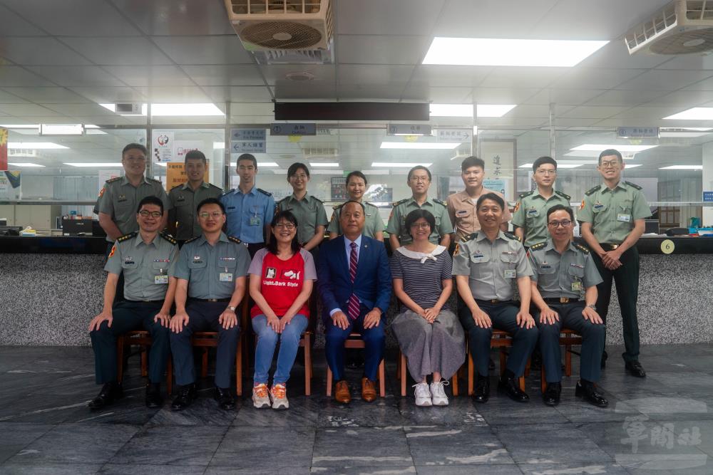 柏副部長慰勉龍潭財務組官兵。（軍聞社記者吳東昇攝）