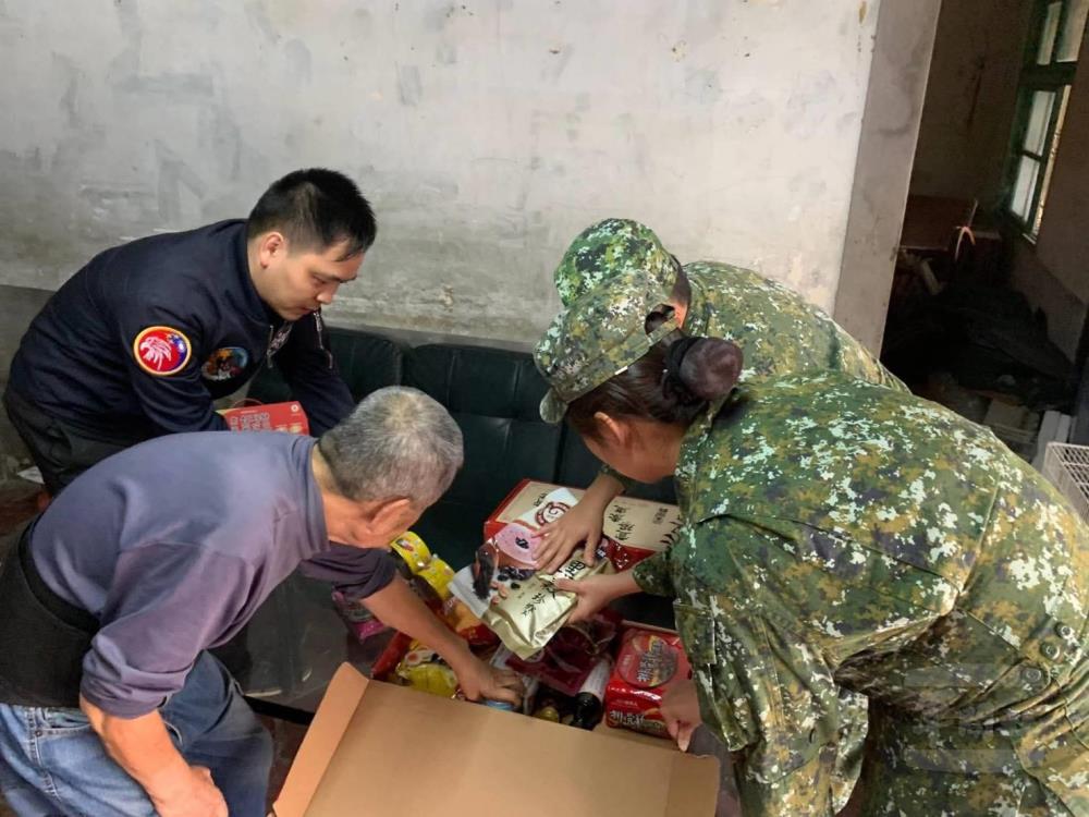 官兵前往獨居長輩家中，贈送愛心物資。（砲訓部提供）