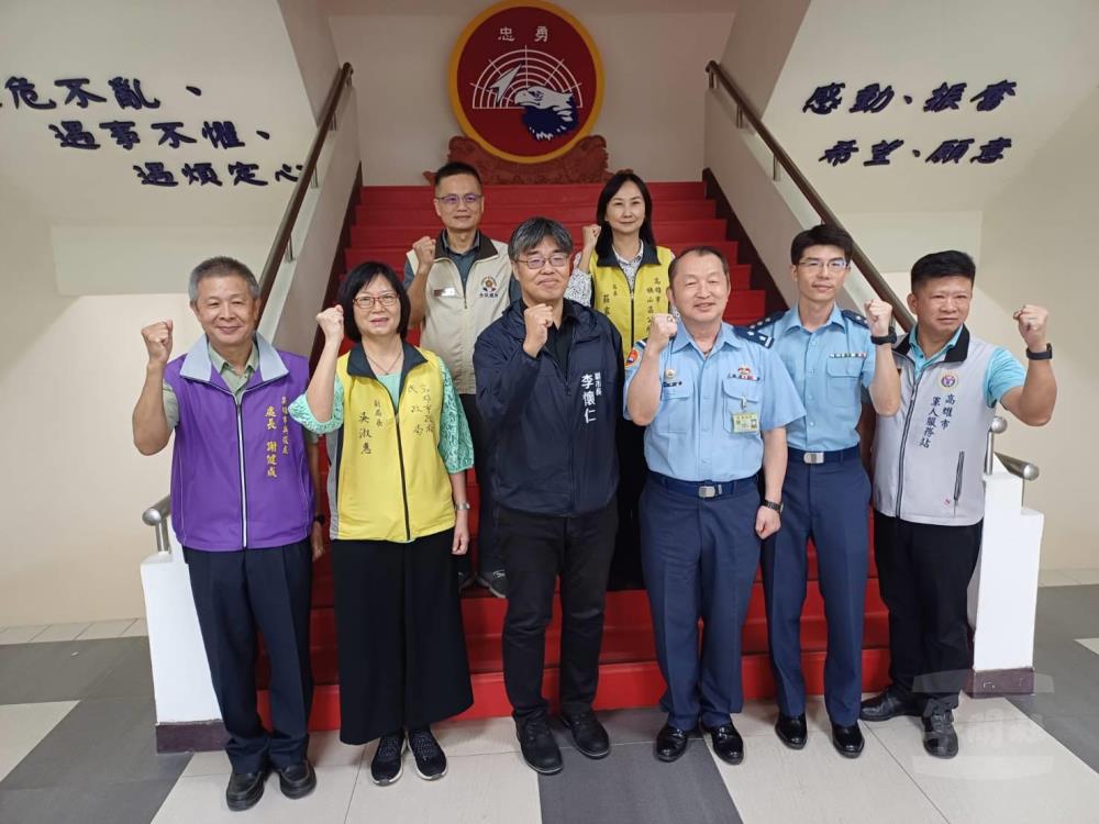 高雄市軍人服務站站長吳俊一10日陪同高雄市政府前往多個單位敬軍慰問。(高雄市軍人服務站提供) 高雄市軍人服務站站長吳俊一10日陪同高雄市政府前往多個單位敬軍慰問。(高雄市軍人服務站提供)
