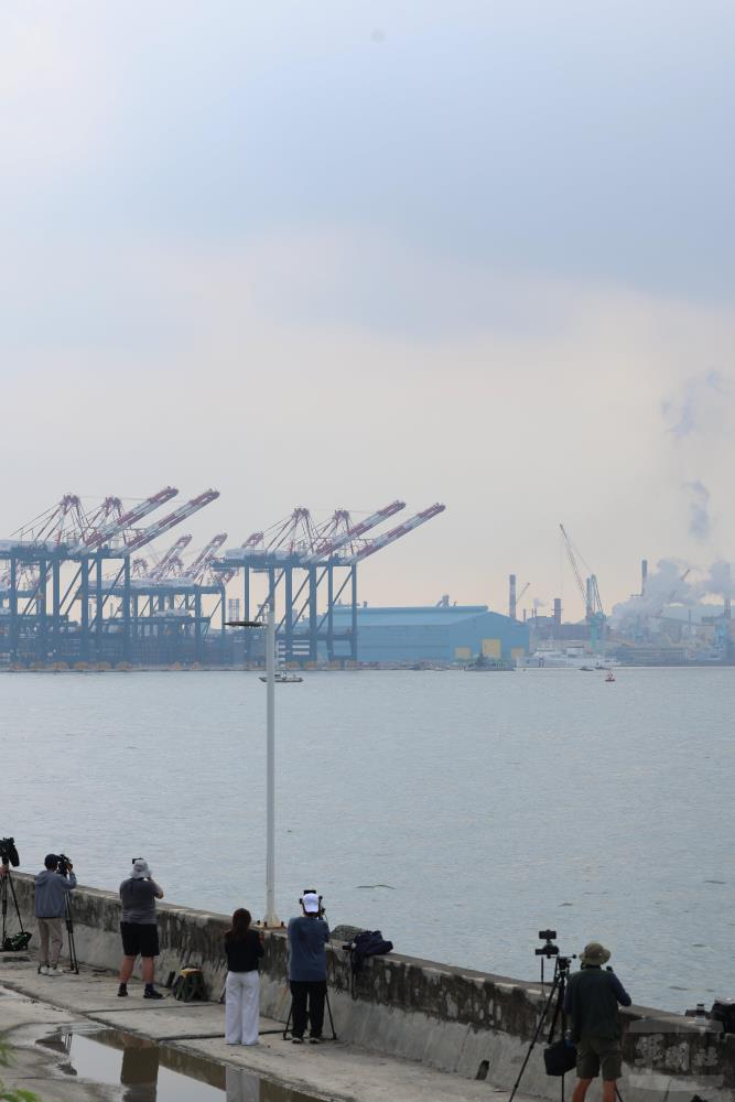 海鯤軍艦上午出海吸引軍事迷前往加油打氣。（軍聞社記者林澤廷攝）