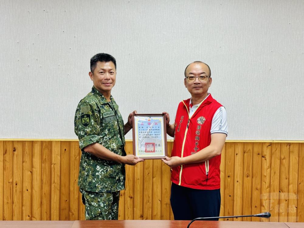 砲訓部致贈感謝狀。（臺南軍人服務站提供）
