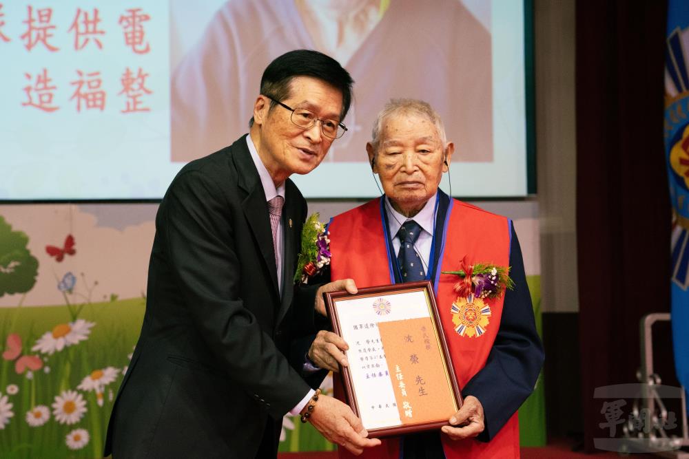 嚴主委表揚第47屆榮民楷模。(軍聞社記者李恬恬攝) 嚴主委表揚第47屆榮民楷模。(軍聞社記者李恬恬攝)