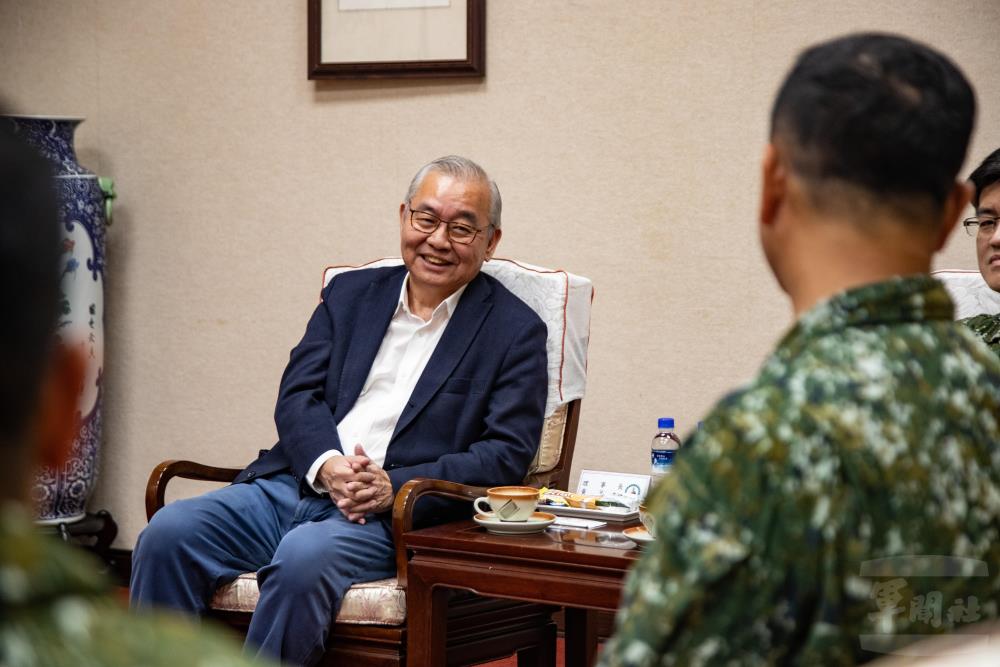 黃理事長親切關心部隊實況。（軍聞社記者王茗生攝）