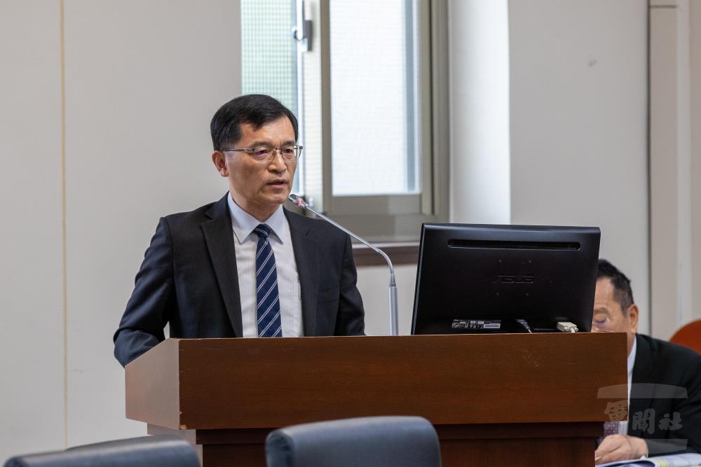 經濟部政務次長何晉滄於會中就經濟部立場提出意見。（軍聞社記者王進福攝）