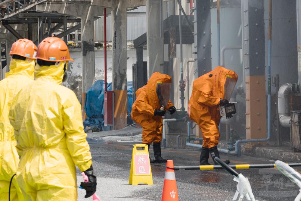 廠內作業人員查找外洩點。（軍聞社記者李恬恬攝）