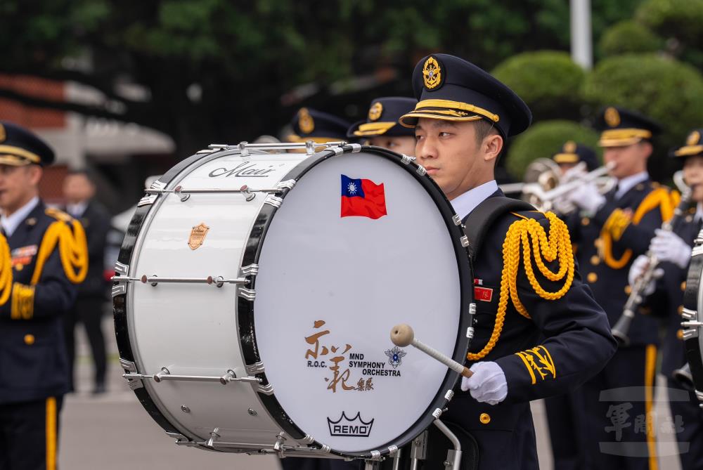 國防部示範樂隊與三軍儀隊共同於總統府前廣場操演。（軍聞社記者陳勝勳攝）