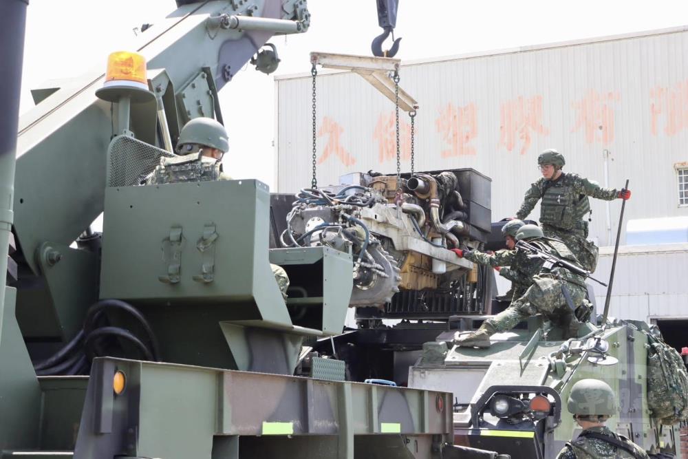 陸軍機步第234旅日前進行甲車搶修演練，展現高度戰場後勤應變能力。（陸軍第十軍團提供）