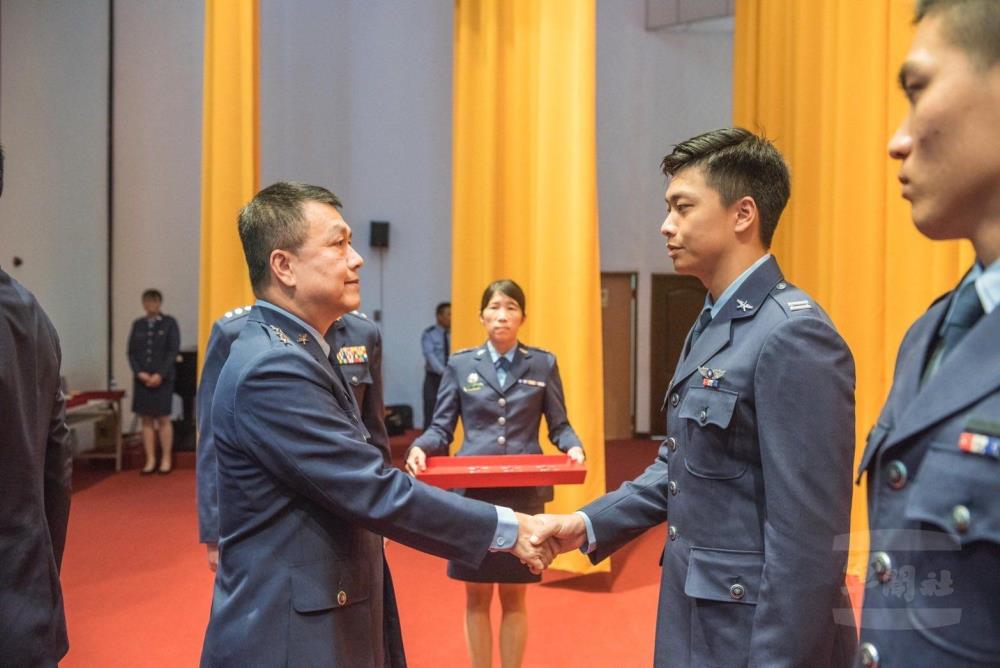 鄭司令前往空軍飛行訓練指揮部主持「112年班飛行乙班結訓暨頒授飛行胸章典禮」。（空軍司令部提供）