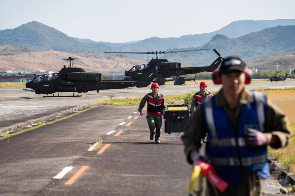 完成備炸作業後，武器組人員迅速脫離。（軍聞社記者林庭暉攝）