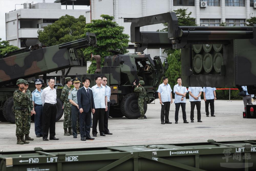 賴總統視導部隊操作「海馬士多管火箭系統」。（軍聞社記者吳柏融攝）