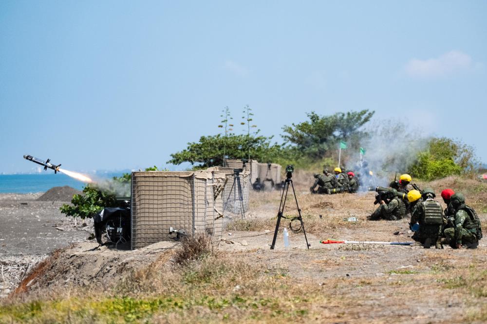 官兵射擊標槍飛彈。（軍聞社記者林庭暉攝）