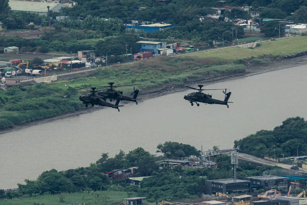 AH-64E等型機組成的旋翼機隊，經過關渡平原上空準備飛越總統府。（軍聞社記者吳東昇攝）