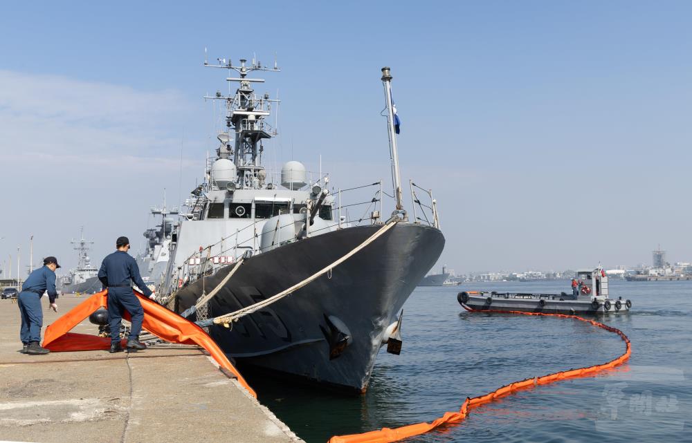 左營港務隊攔油索設置。（軍聞社記者吳柏融攝）
