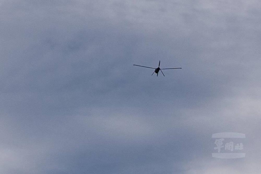 Altius-600M攻擊型無人機於空中搜尋目標。（軍聞社記者李恬恬攝）