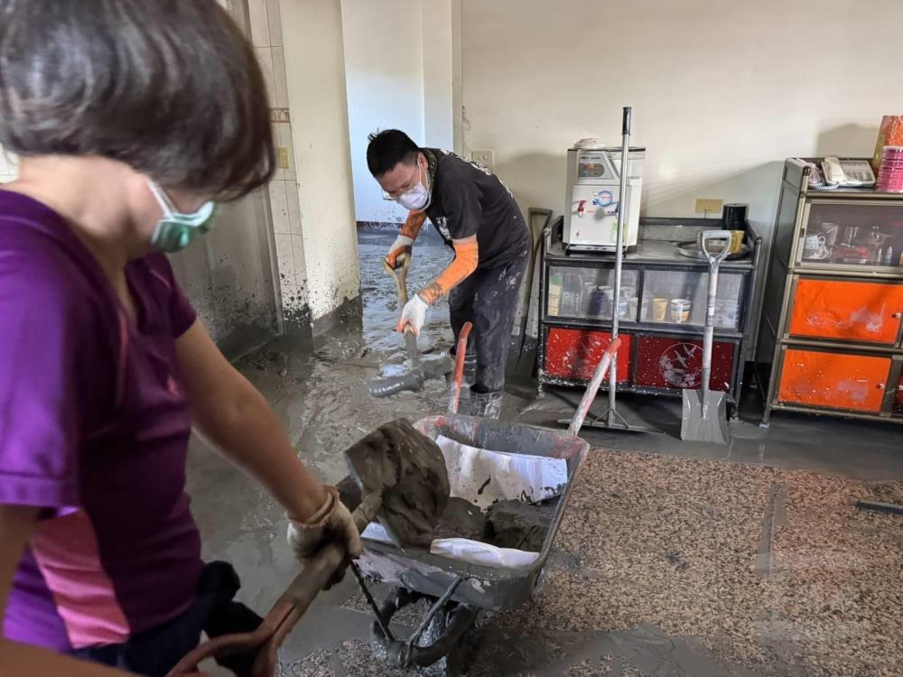 資通三大隊李健銘下士，在休假後志願前往災區投入復原任務。（第四作戰區提供）
