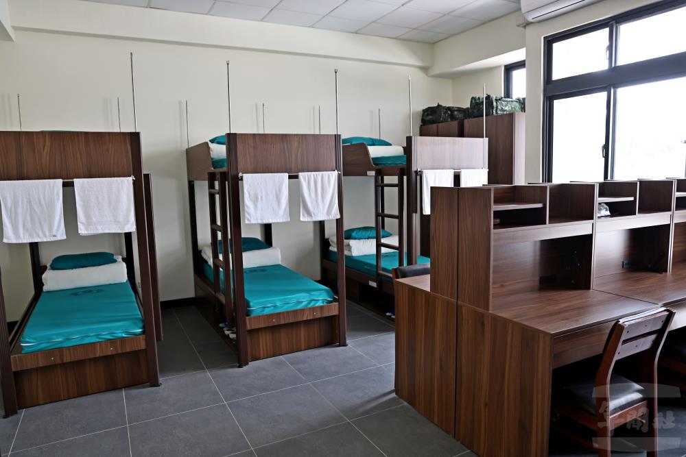 「勤和樓」官兵寢室規劃有1、4、6人房型，搭配1人1桌1櫃及獨立衛浴、空調，採光明亮，空間寬敞舒適。（青年日報提供）