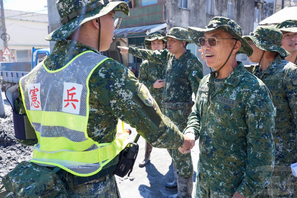 陳副總長慰勉執行任務中的官兵。（軍聞社記者侯凱議攝）