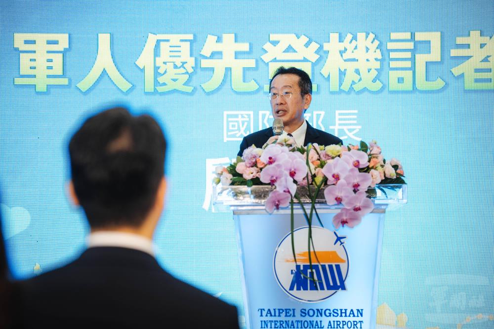 顧部長致詞感謝交通部與航空業者推動敬軍措施。（軍聞社記者陳彥樺攝）