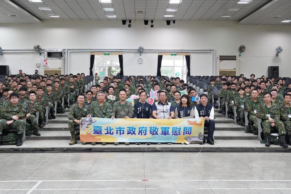 北市府兵役局、北市軍人服站10日慰問教召官兵。（臺北市兵役局提供）