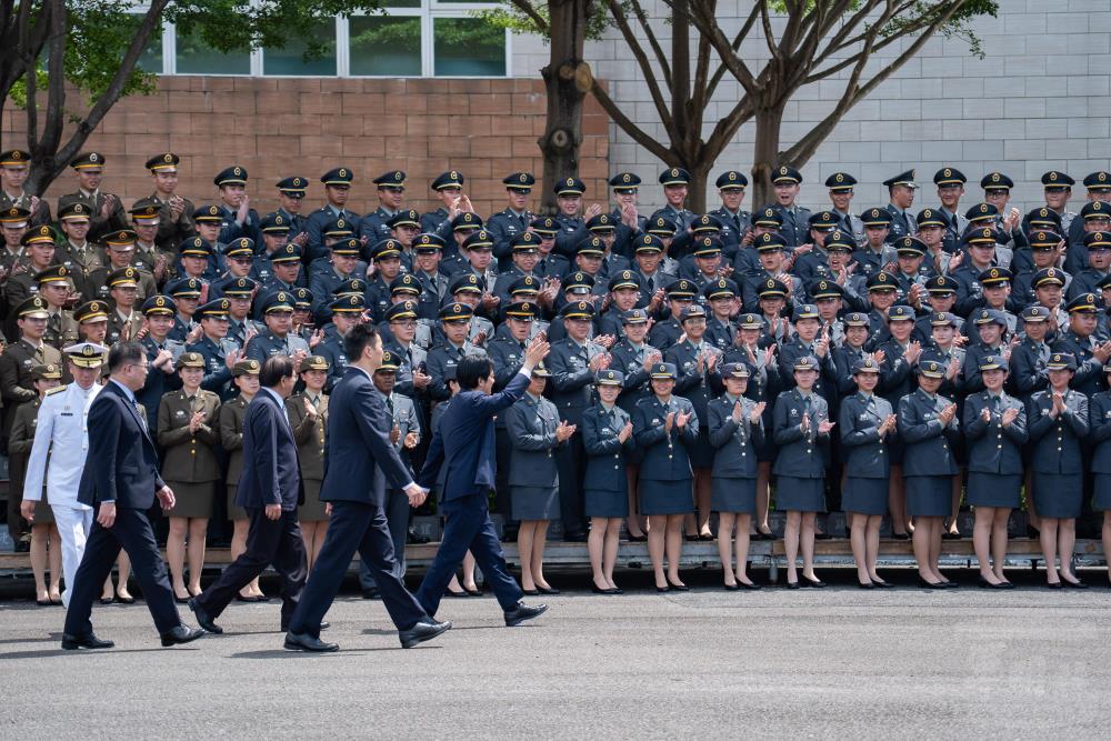 畢業生熱烈歡迎賴總統蒞臨合影。（軍聞社記者林庭暉攝）