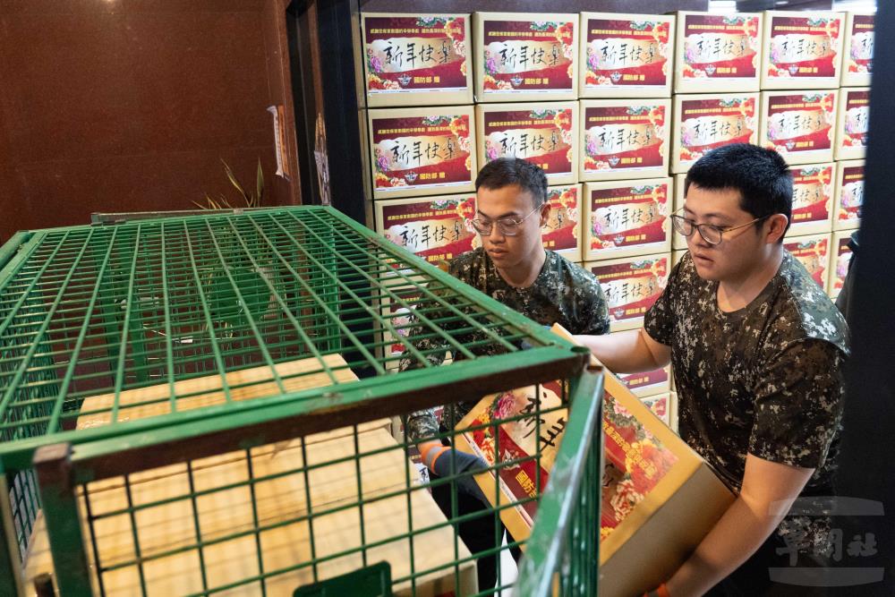 官兵協力裝箱作業。（軍聞社記者呂尚俞攝）
