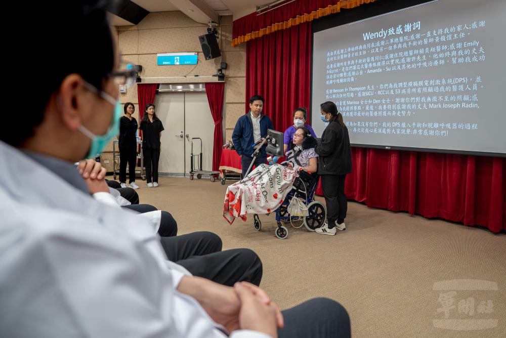 英國菲裔患者Wendy透過儀器，向醫療團隊表達感謝。（軍聞社記者尤昱翔攝）
