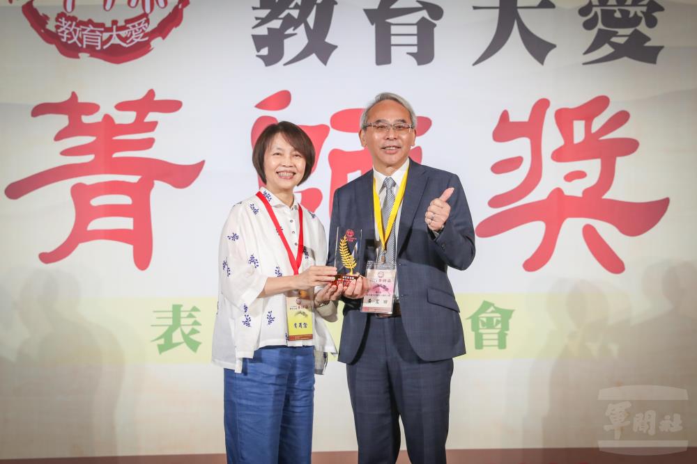 聯合報社社長游美月頒獎表揚得獎者。（軍聞社記者周昇煒攝）