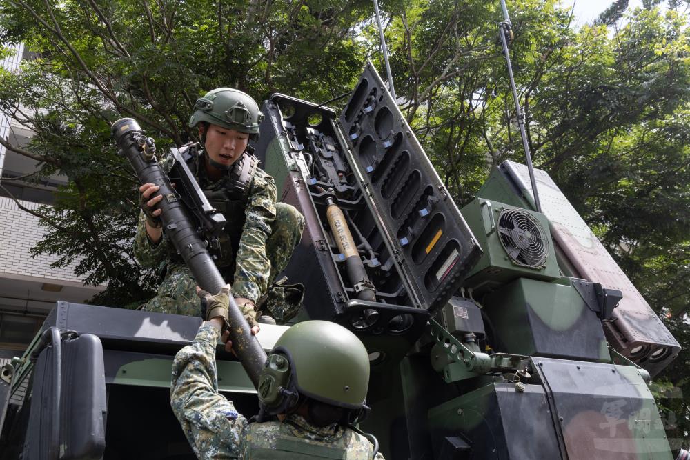 官兵實施飛彈裝填。（軍聞社記者吳柏融攝）