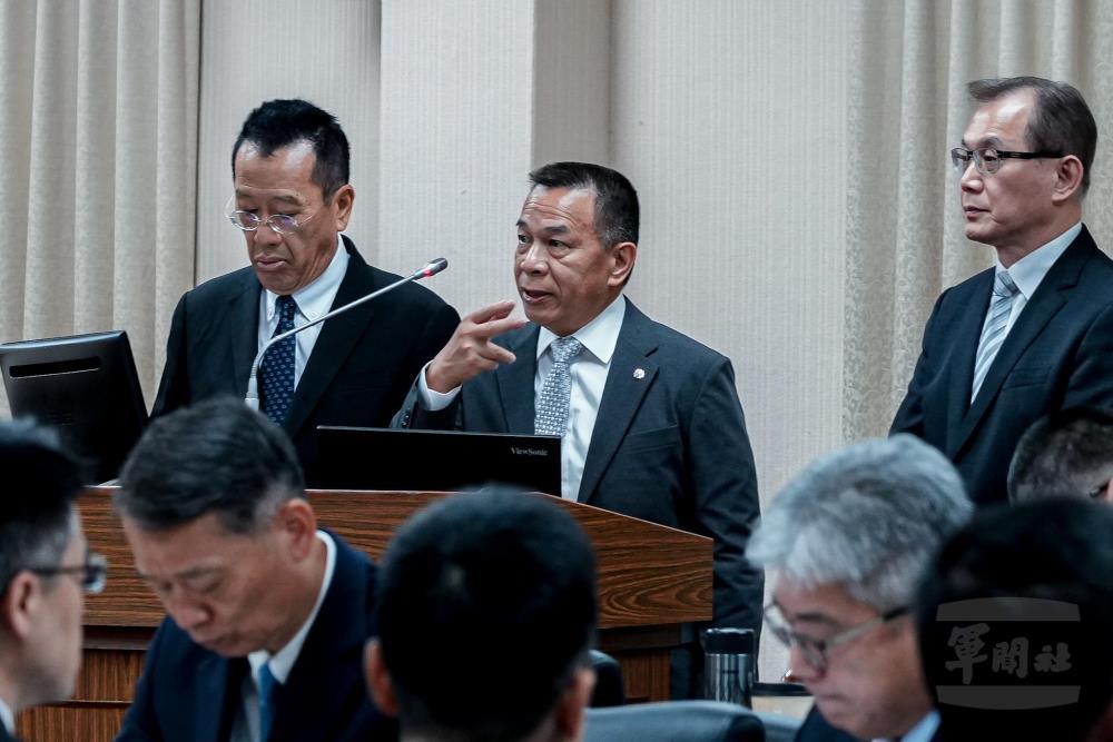 陸軍參謀長陳中將說明固定式無人機反制系統建案執行情形。（軍聞社記者劉哲宇攝）