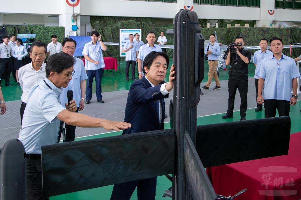 賴總統視導中科院航空所無人機發展 籲請立院支持國防特別預算 賴總統視導中科院航空所無人機發展 籲請立院支持國防特別預算