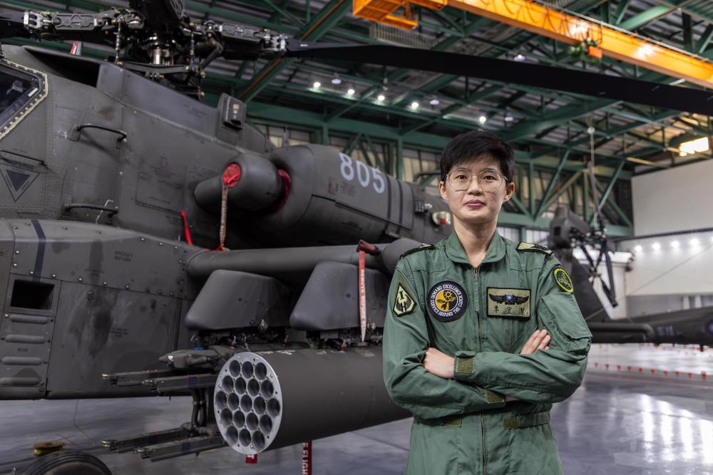 一筆簽名的重量：守護飛安的空勤檢驗士李宜潔