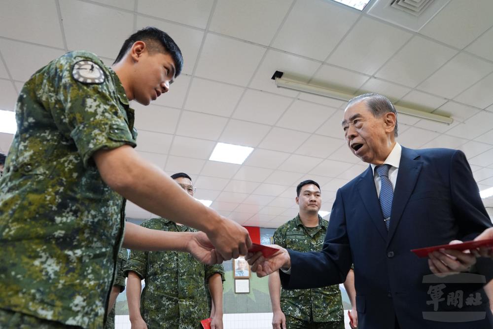 李榮譽理事長感謝官兵堅守崗位辛勞。（青年日報提供）