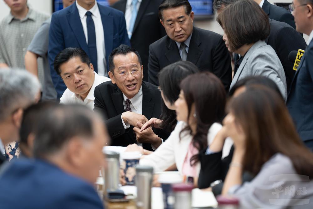 顧部長就特別預算案與委員交換意見。（軍聞社記者呂尚俞攝）
