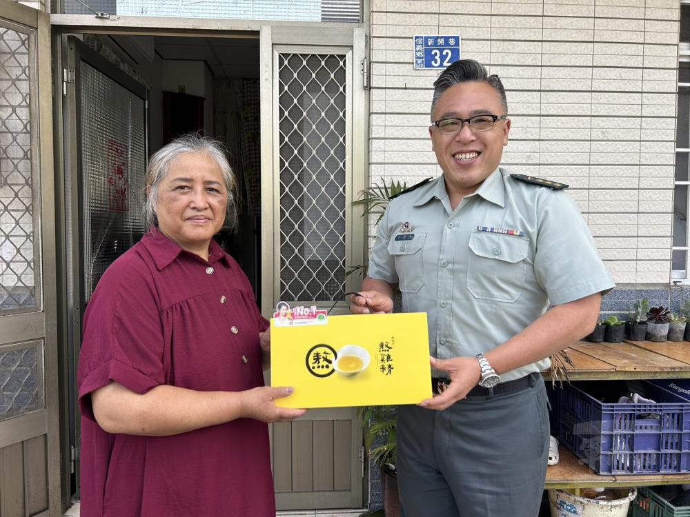 丁大隊長致贈全女士禮品。（國防部勤務大隊提供）