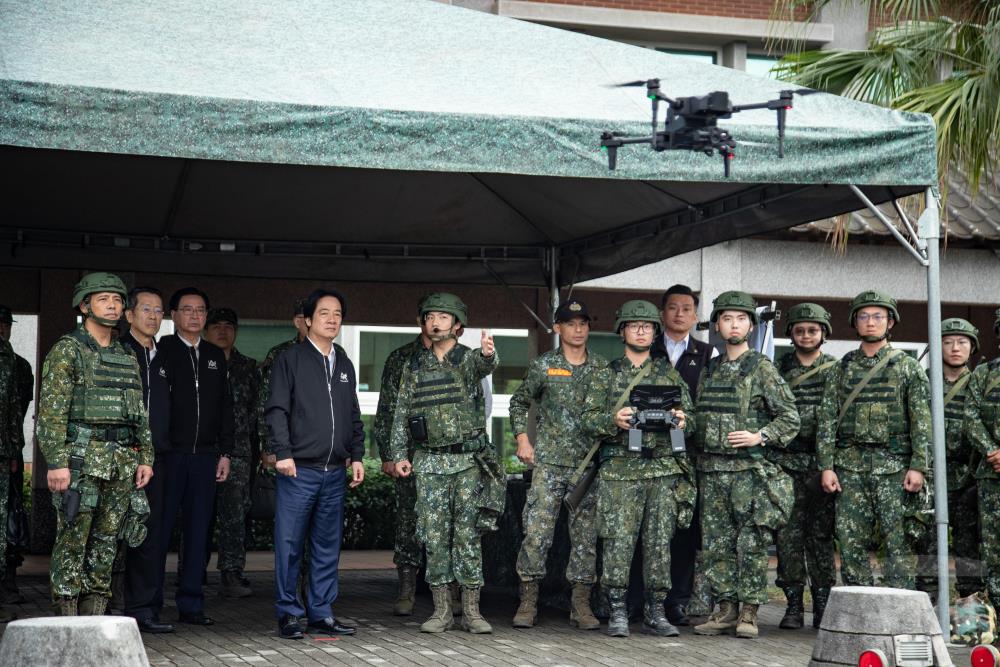 賴總統視導召員操作無人機。（軍聞社記者王茗生攝）