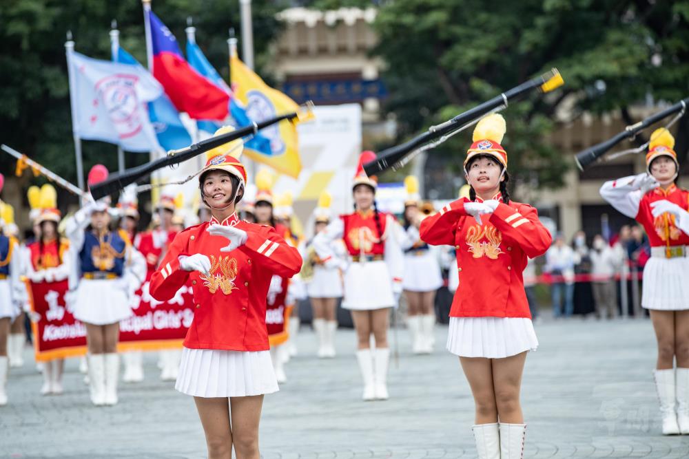 典禮由高雄女中樂儀隊以整齊劃一的隊形與青春洋溢的表演揭開序幕。（軍聞社記者王茗生攝）